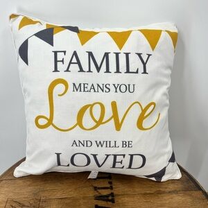 Thro Decorative pillow Marlo Lorenz. 18x18. Gently used.
Has some minor piling.